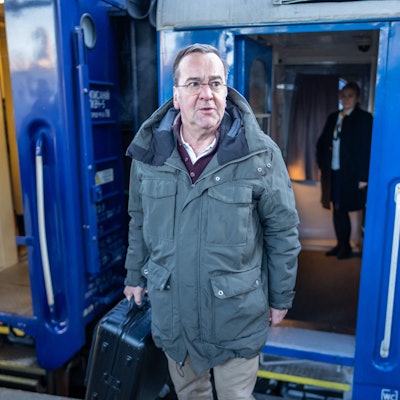 Der Bundesverteidigungsminister Boris Pistorius steigt in Kiew, Ukraine, aus einem Zug aus.