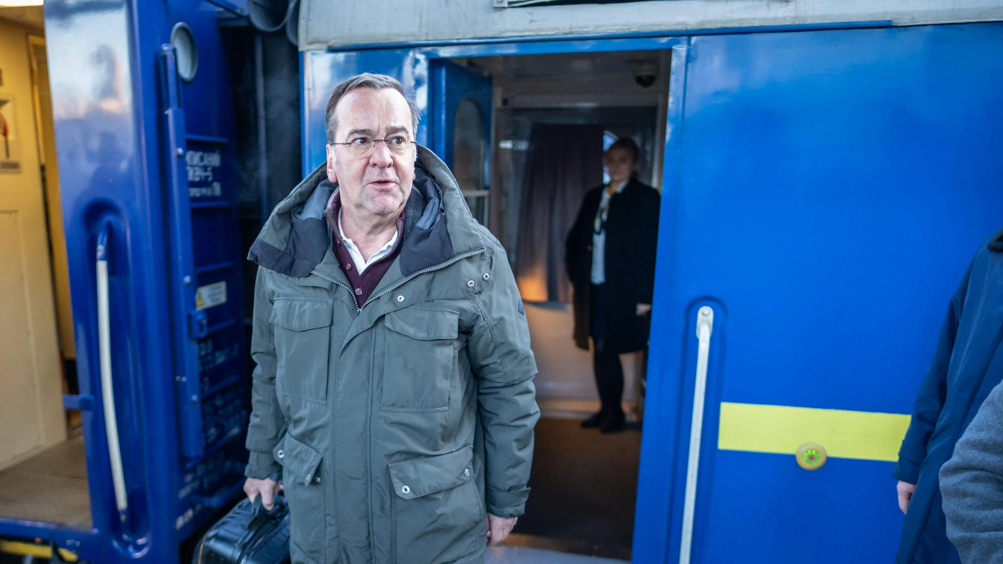 Der Bundesverteidigungsminister Boris Pistorius steigt in Kiew, Ukraine, aus einem Zug aus.