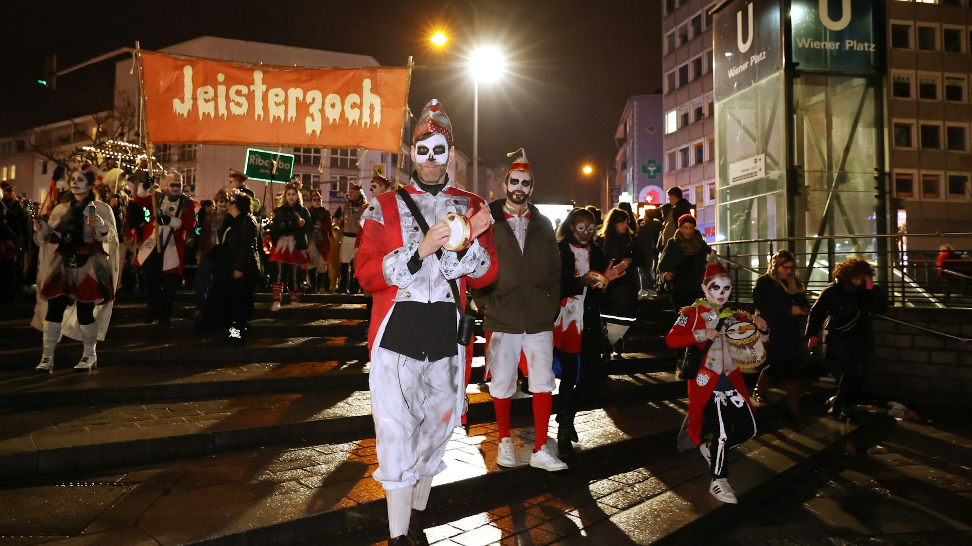 Verkleidete Menschen im Geisterzug