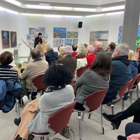 Ellen Loh-Bachmann sprach bei der Veranstaltung der AG Leverkusener Künstler zum 50. Geburtstag der Stadt nach Neugliederung. Emily Otto sang.
