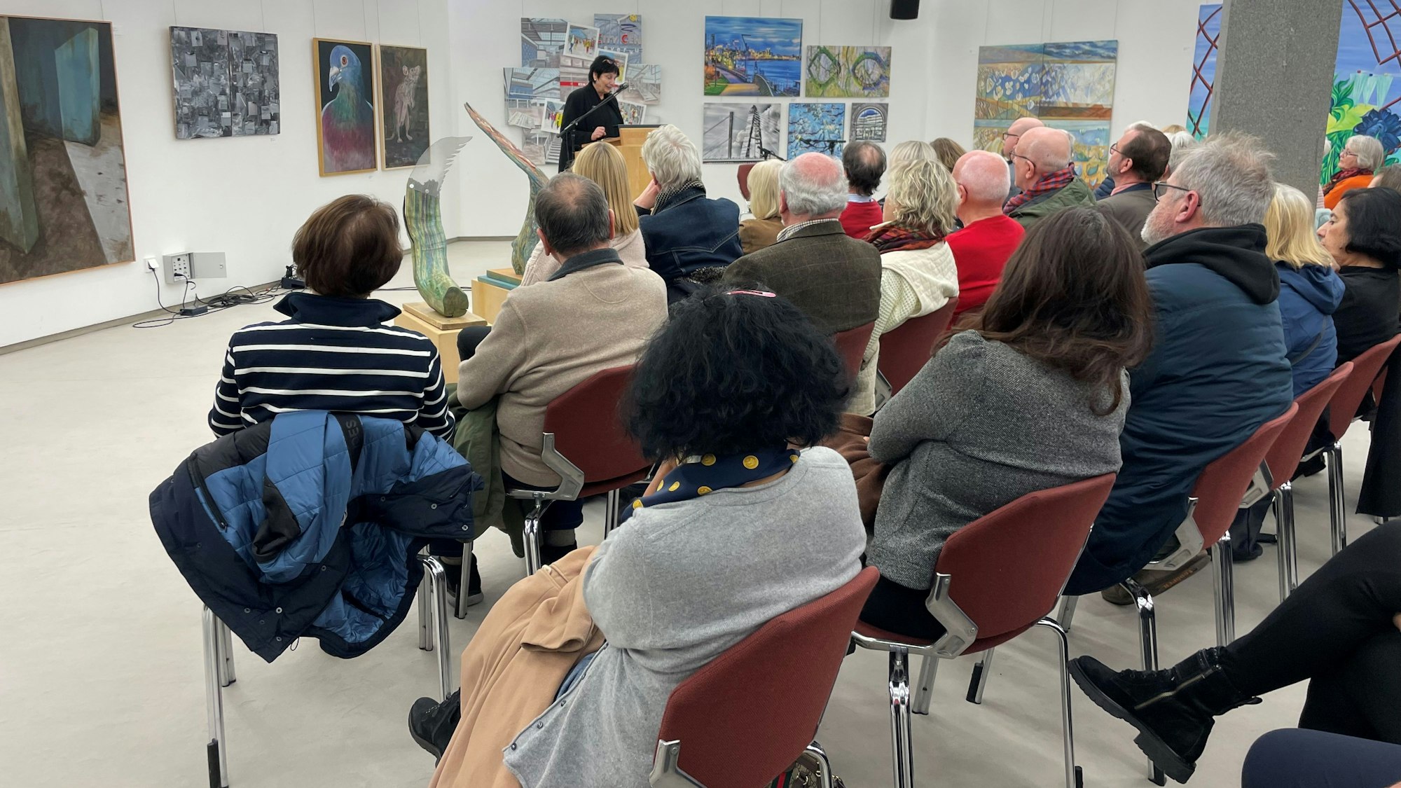 Ellen Loh-Bachmann sprach bei der Veranstaltung der AG Leverkusener Künstler zum 50. Geburtstag der Stadt nach Neugliederung. Emily Otto sang.