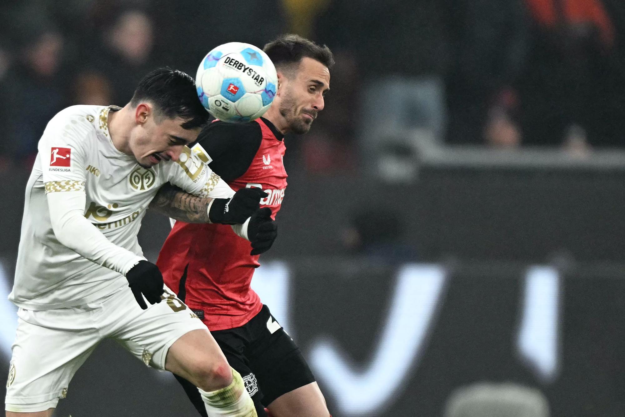 Der Mainzer Paul Nebel (l.) im Duell mit Bayers Mittelfeldspieler Aleix Garcia.