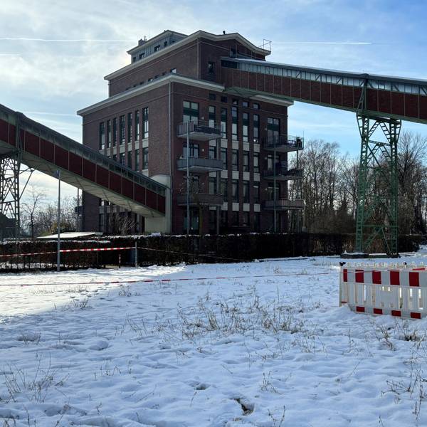 Auf dem Bild ist ein Gebäude der ehemaligen Grube Carl zu sehen.
