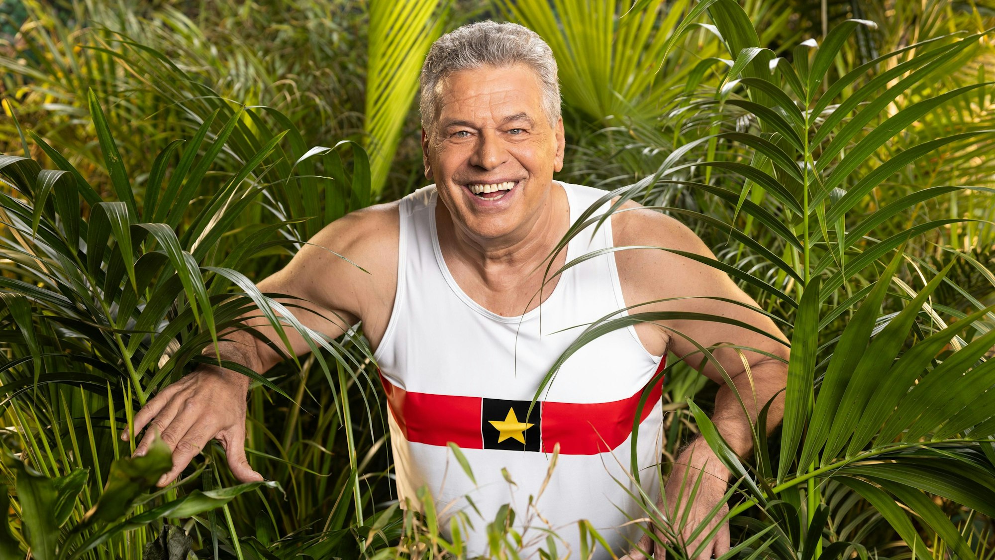 Jürgen Hingsen steht im Dschungel.