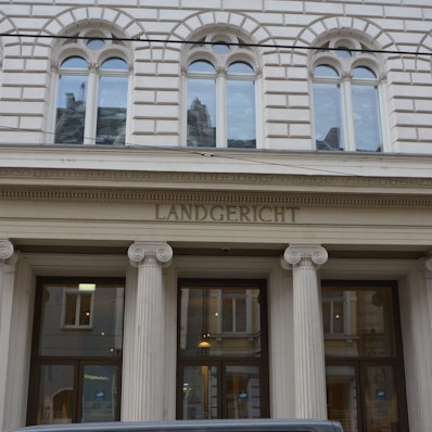 Das Bild zeigt den Eingang des Landgerichtsgebäudes.