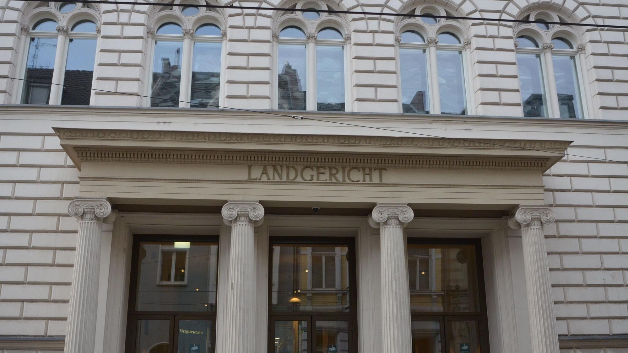 Das Bild zeigt den Eingang des Landgerichtsgebäudes.