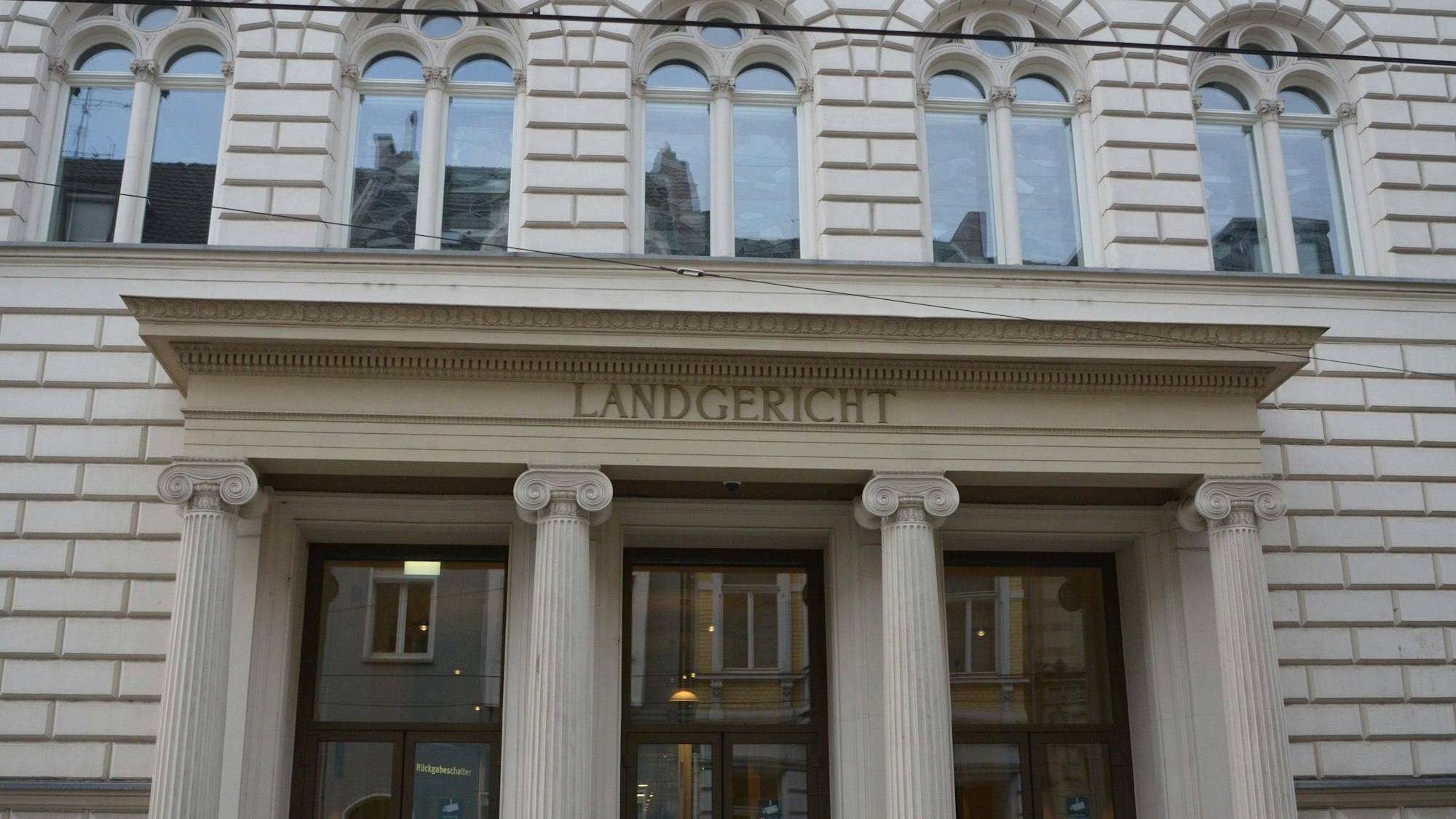 Das Bild zeigt den Eingang des Landgerichtsgebäudes.