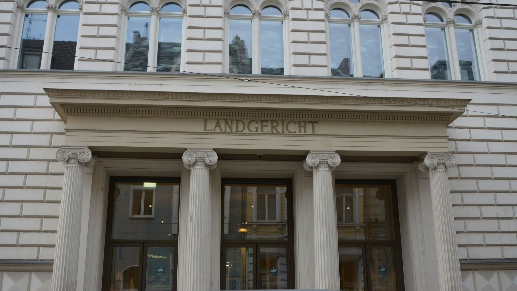 Außenansicht auf das Portal des Landgerichts Bonn. Über dem Eingang steht in Großbuchstaben Landgericht.