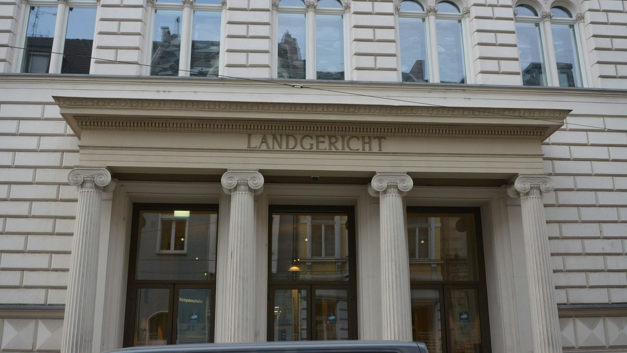 Der Eingang des Gerichtsgebäudes.