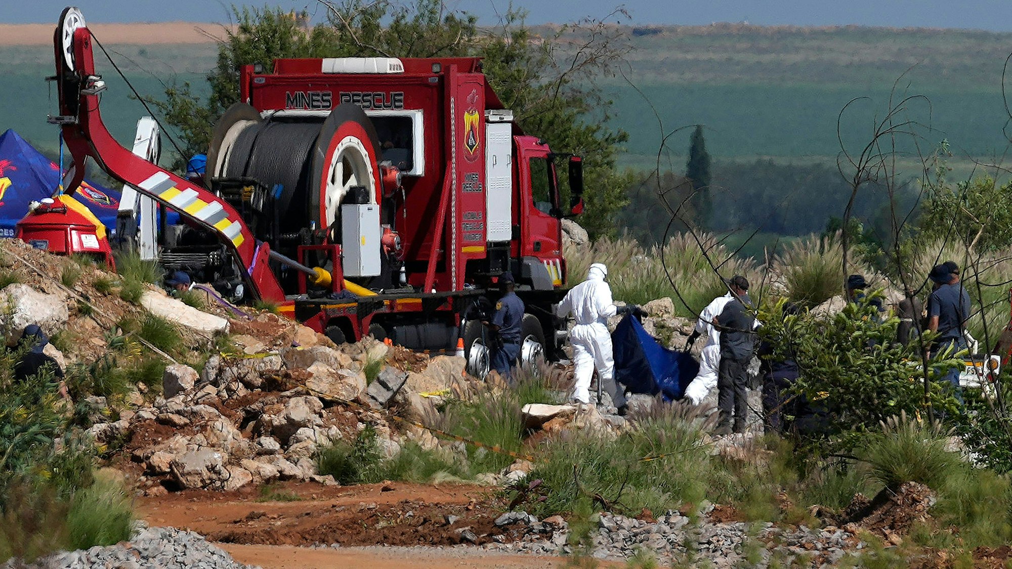 Gerichtsmediziner tragen die menschliche Überreste in blauen Leichensäcken während der Rettungsaktion zur Bergung der Bergleute.