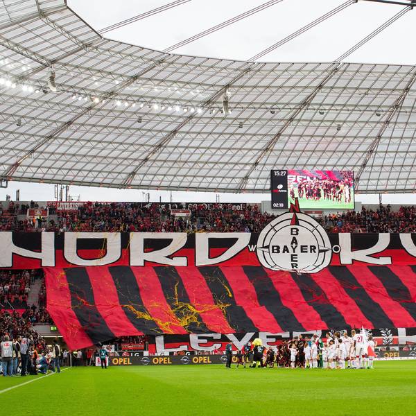 Eine Fan-Choreografie zeigt zwei Banner mit den Aufschriften „Nordkurve“ und „Leverkusen“.