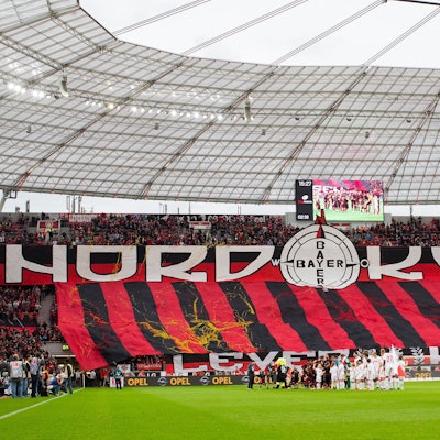 Eine Fan-Choreografie zeigt zwei Banner mit den Aufschriften „Nordkurve“ und „Leverkusen“.