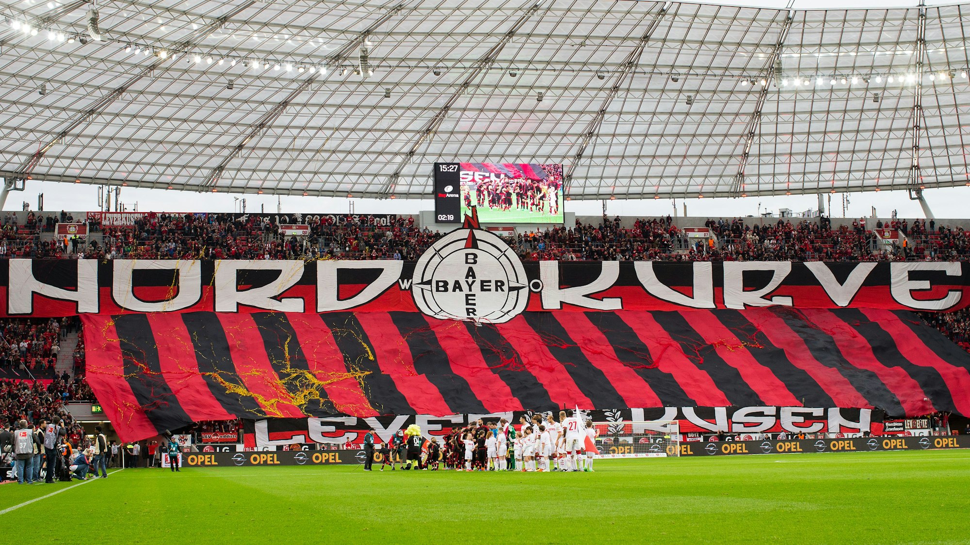 Eine Fan-Choreografie zeigt zwei Banner mit den Aufschriften „Nordkurve“ und „Leverkusen“.