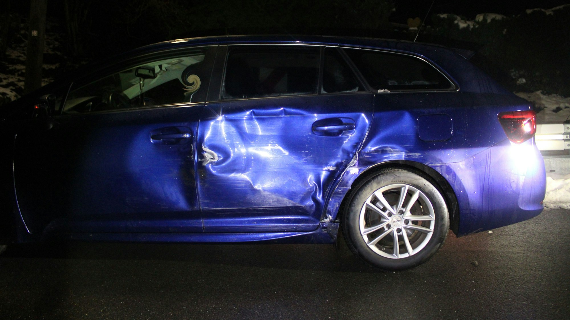 Die Polizei schätzt den entstandenen Sachschaden am Toyota auf etwa 10.000 Euro.