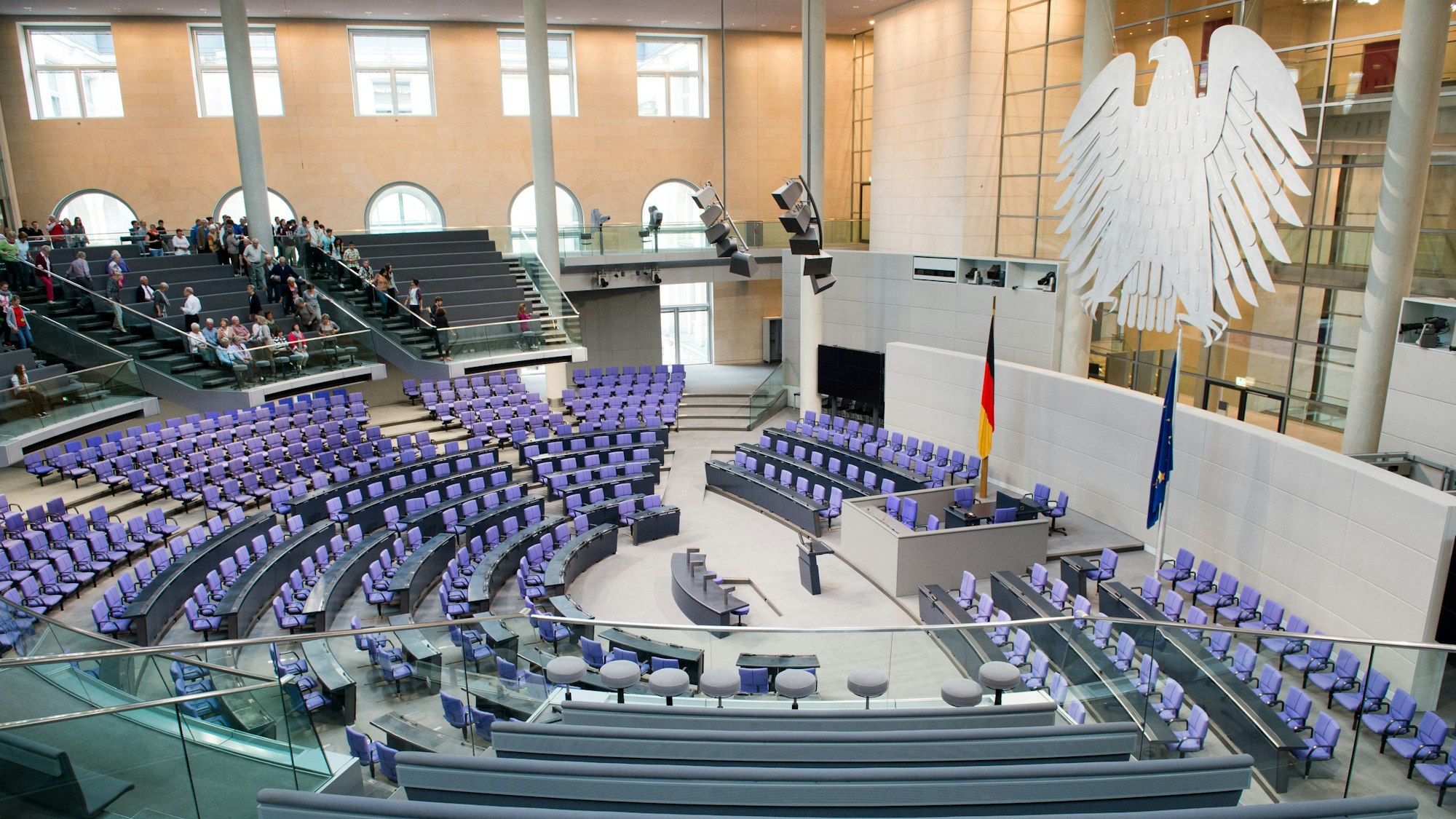 Besucher besichtigen den Plenarsaal des Bundestags im Reichstag in Berlin. (Archivbild)