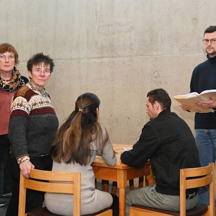 14.01.2025 Köln. Pressekonferenz: Willkommensinitiativen und Bürger klagen gegen die Stadt Köln wegen überhöhter Nutzungsgebühren für Geflüchtetenunterkünft. V.Li.: Dorothee Frings, Marianne Arndt, Jakob Heering. Foto: Alexander Schwaiger