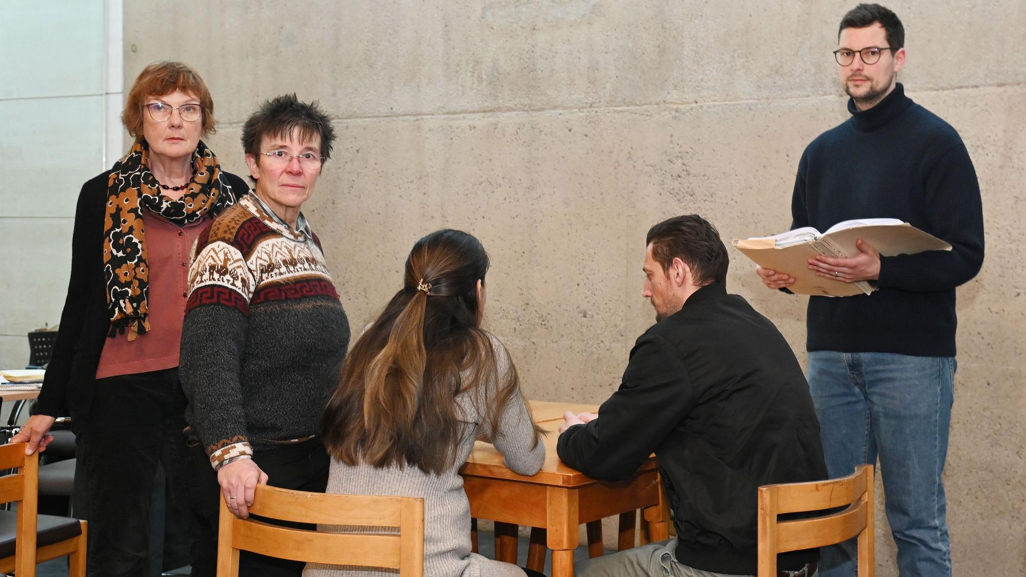 14.01.2025 Köln. Pressekonferenz: Willkommensinitiativen und Bürger klagen gegen die Stadt Köln wegen überhöhter Nutzungsgebühren für Geflüchtetenunterkünft. V.Li.: Dorothee Frings, Marianne Arndt, Jakob Heering. Foto: Alexander Schwaiger