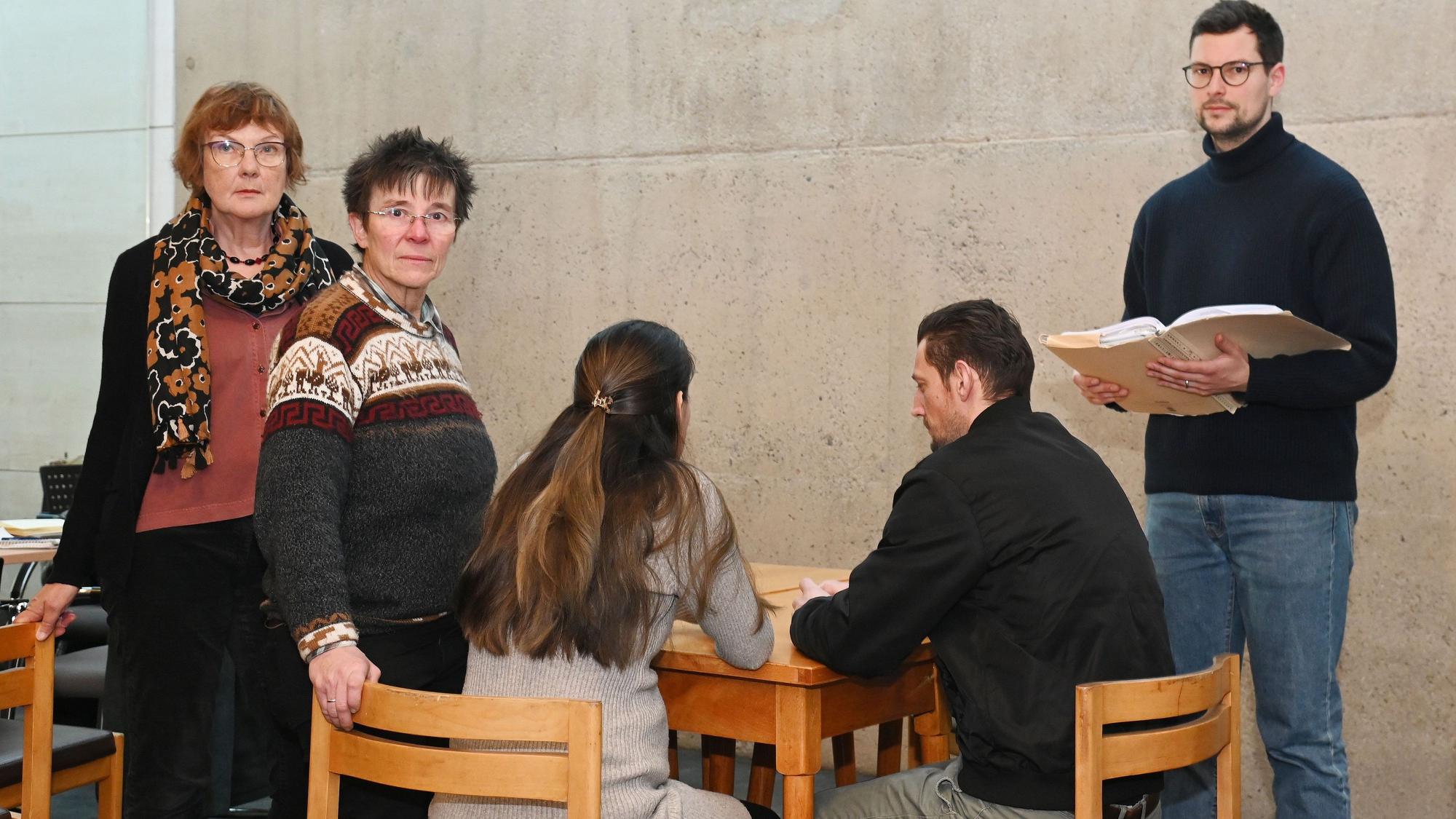 14.01.2025 Köln. Pressekonferenz: Willkommensinitiativen und Bürger klagen gegen die Stadt Köln wegen überhöhter Nutzungsgebühren für Geflüchtetenunterkünft. V.Li.: Dorothee Frings, Marianne Arndt, Jakob Heering. Foto: Alexander Schwaiger