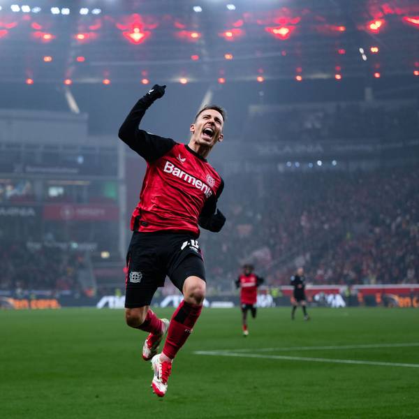 dpatopbilder - 14.01.2025, Nordrhein-Westfalen, Leverkusen: Fußball: Bundesliga, Bayer Leverkusen - FSV Mainz 05, 17. Spieltag, BayArena. Leverkusens Torschütze Alex Grimaldo jubelt nach seinem Treffer zum 1:0. Foto: Marius Becker/dpa - WICHTIGER HINWEIS: Gemäß den Vorgaben der DFL Deutsche Fußball Liga bzw. des DFB Deutscher Fußball-Bund ist es untersagt, in dem Stadion und/oder vom Spiel angefertigte Fotoaufnahmen in Form von Sequenzbildern und/oder videoähnlichen Fotostrecken zu verwerten bzw. verwerten zu lassen. +++ dpa-Bildfunk +++