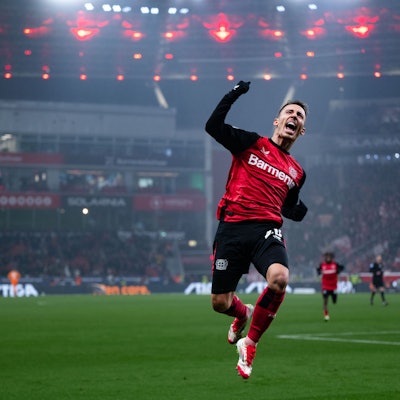 dpatopbilder - 14.01.2025, Nordrhein-Westfalen, Leverkusen: Fußball: Bundesliga, Bayer Leverkusen - FSV Mainz 05, 17. Spieltag, BayArena. Leverkusens Torschütze Alex Grimaldo jubelt nach seinem Treffer zum 1:0. Foto: Marius Becker/dpa - WICHTIGER HINWEIS: Gemäß den Vorgaben der DFL Deutsche Fußball Liga bzw. des DFB Deutscher Fußball-Bund ist es untersagt, in dem Stadion und/oder vom Spiel angefertigte Fotoaufnahmen in Form von Sequenzbildern und/oder videoähnlichen Fotostrecken zu verwerten bzw. verwerten zu lassen. +++ dpa-Bildfunk +++