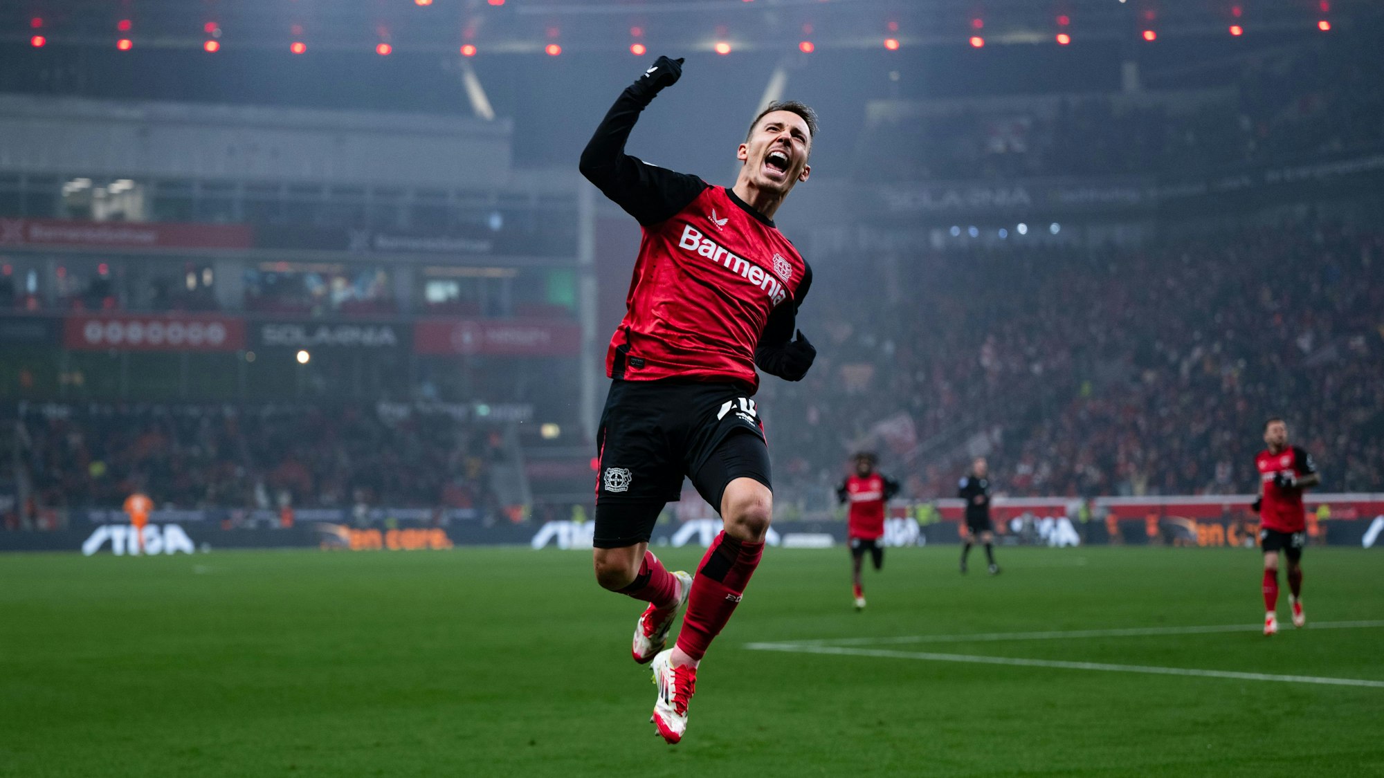 dpatopbilder - 14.01.2025, Nordrhein-Westfalen, Leverkusen: Fußball: Bundesliga, Bayer Leverkusen - FSV Mainz 05, 17. Spieltag, BayArena. Leverkusens Torschütze Alex Grimaldo jubelt nach seinem Treffer zum 1:0. Foto: Marius Becker/dpa - WICHTIGER HINWEIS: Gemäß den Vorgaben der DFL Deutsche Fußball Liga bzw. des DFB Deutscher Fußball-Bund ist es untersagt, in dem Stadion und/oder vom Spiel angefertigte Fotoaufnahmen in Form von Sequenzbildern und/oder videoähnlichen Fotostrecken zu verwerten bzw. verwerten zu lassen. +++ dpa-Bildfunk +++