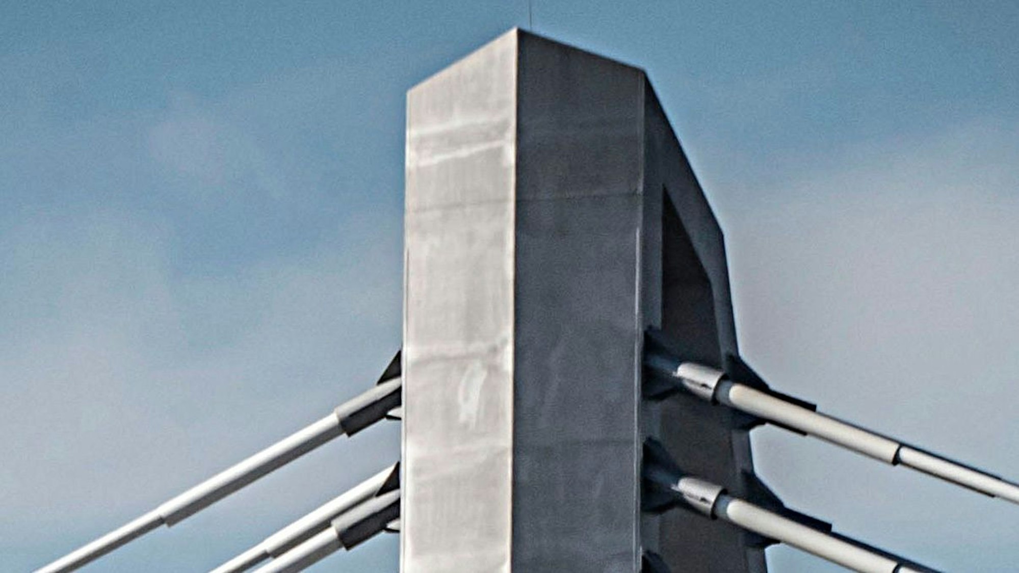 Wie ein Dach geneigt: die Oberseiten der Pylone der Leverkusener Brücke. Foto: Ralf Krieger