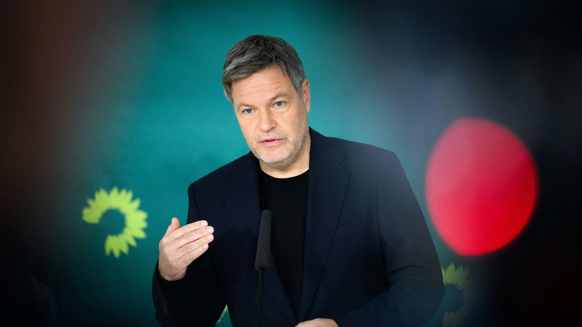 14.01.2025, Berlin: Robert Habeck (Bündnis 90/Die Grünen), Bundesminister für Wirtschaft und Klimaschutz und Spitzenkandidat der Grünen für die Bundestagswahl, äußert sich vor Beginn der Jahresauftaktsitzung des erweiterten Fraktionsvorstands von Bündnis 90/Die Grünen im Deutschen Bundestag. Foto: Bernd von Jutrczenka/dpa +++ dpa-Bildfunk +++