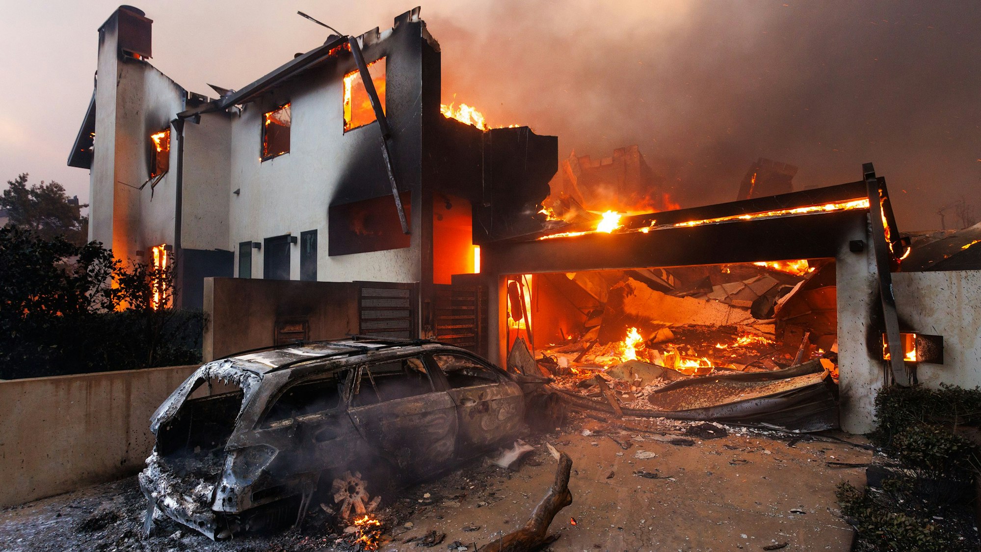 Das Foto zeigte ein verbranntes Auto vor einem abgebrannten Haus in Pacific Palisades, einem Viertel von Los Angeles
