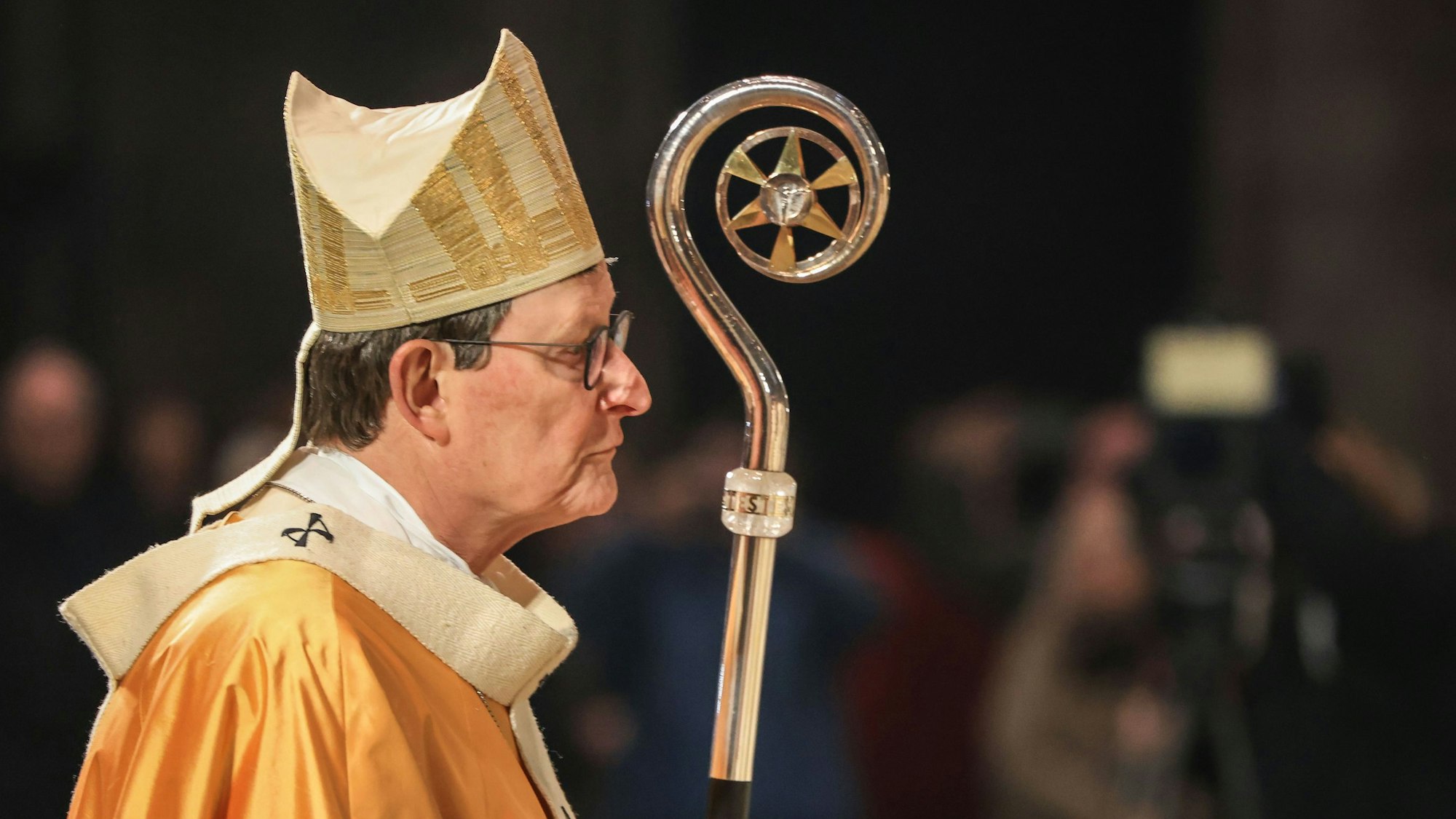 06.01.2025, Nordrhein-Westfalen, Köln: Der Kölner Kardinal Rainer Maria Woelki kommt zum Gottesdienstes zur Öffnung des Schreins der Heiligen Drei Könige. Jedes Jahr am 6. Januar wird der Schrein der Heiligen Drei Könige im Kölner Dom geöffnet. Foto: Oliver Berg/dpa +++ dpa-Bildfunk +++