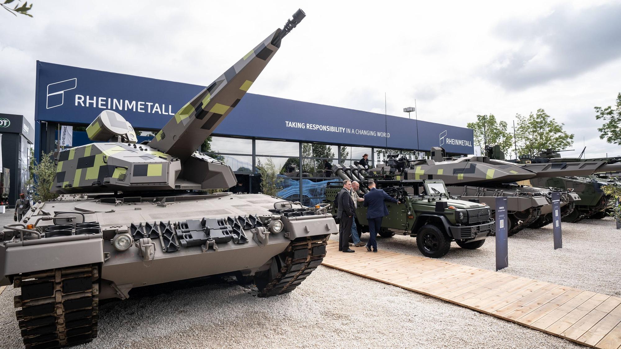 Eurosatory 2024 Rüstungsmesse Paris Frankreich Messestand der Firma RheinmetallEurosatory 2024 Rüstungsmesse Paris Frankreich Messestand der Firma Rheinmetall, Villepinte Seine-Saint-Denis 93 France Parc des expositions Paris Nord *** Eurosatory 2024 Armaments Fair Paris France Rheinmetall booth Eurosatory 2024 Armaments Fair Paris France Rheinmetall booth, Villepinte Seine Saint Denis 93 France Parc des expositions Paris Nord