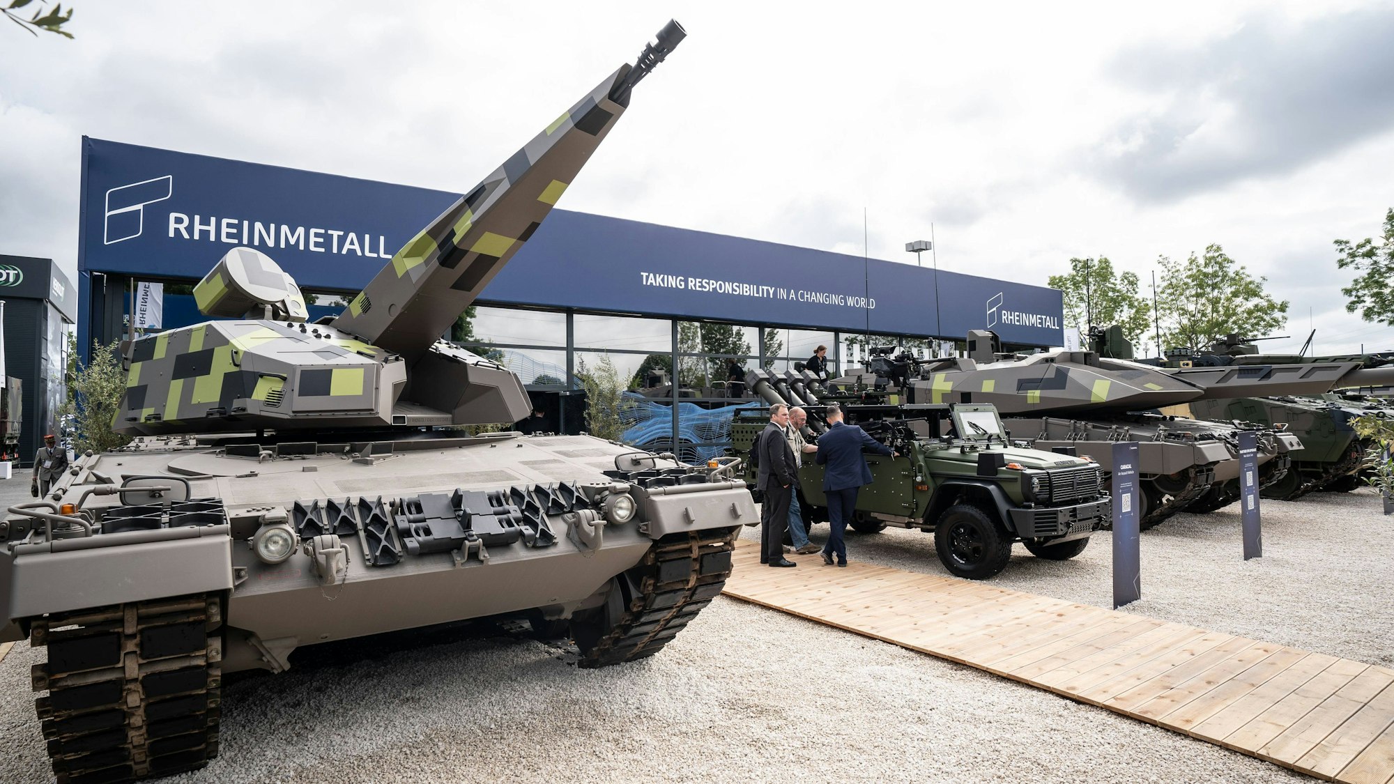 Eurosatory 2024 Rüstungsmesse Paris Frankreich Messestand der Firma RheinmetallEurosatory 2024 Rüstungsmesse Paris Frankreich Messestand der Firma Rheinmetall, Villepinte Seine-Saint-Denis 93 France Parc des expositions Paris Nord *** Eurosatory 2024 Armaments Fair Paris France Rheinmetall booth Eurosatory 2024 Armaments Fair Paris France Rheinmetall booth, Villepinte Seine Saint Denis 93 France Parc des expositions Paris Nord