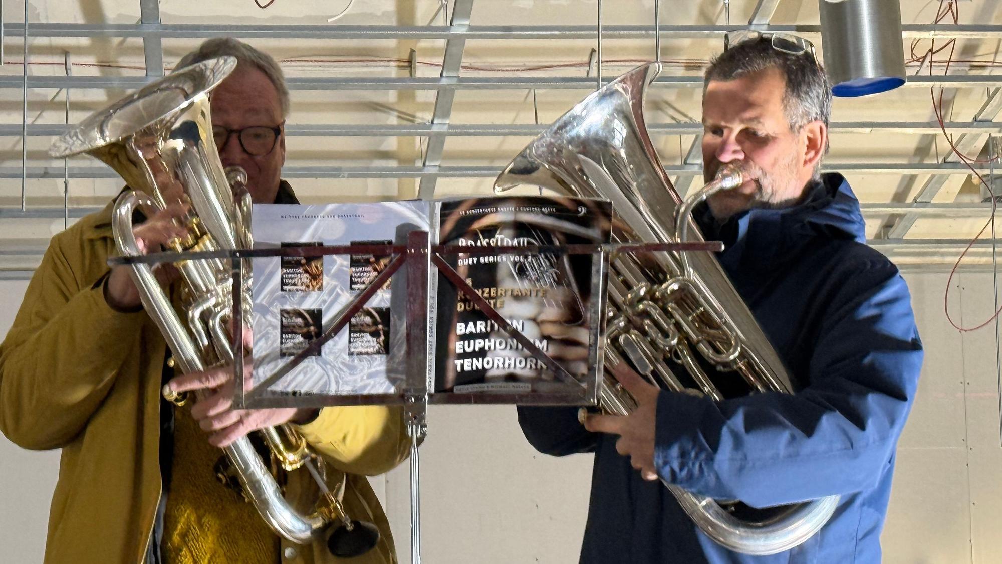 Ulrich Haas und Klaus Perthel probieren die Akustik im Kulturforum aus.