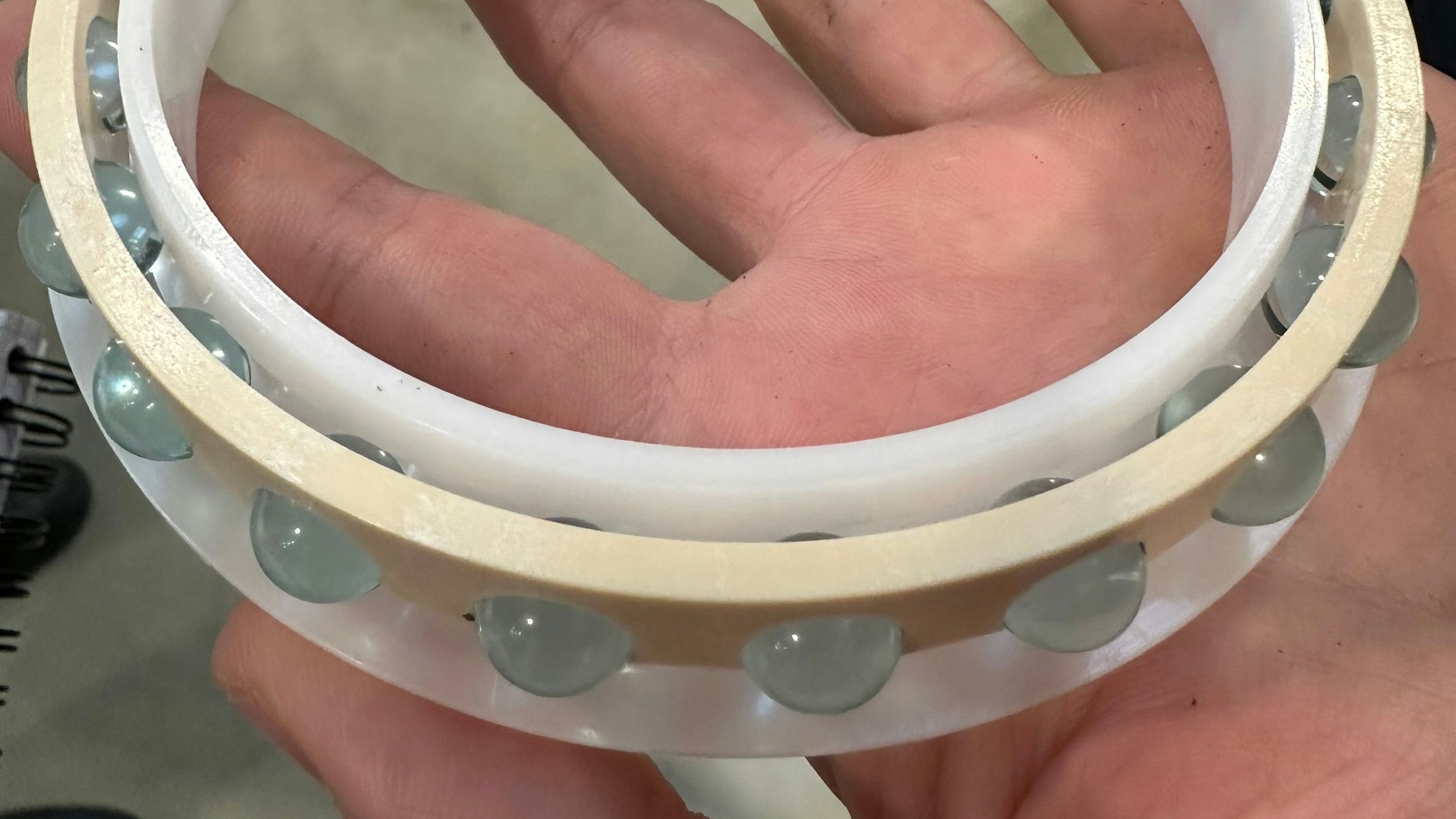 Die Firma Igus in Troisdorf hat ein Kunststoff-Fahrrad entwickelt, ein Radlager mit Kugeln aus Glas.