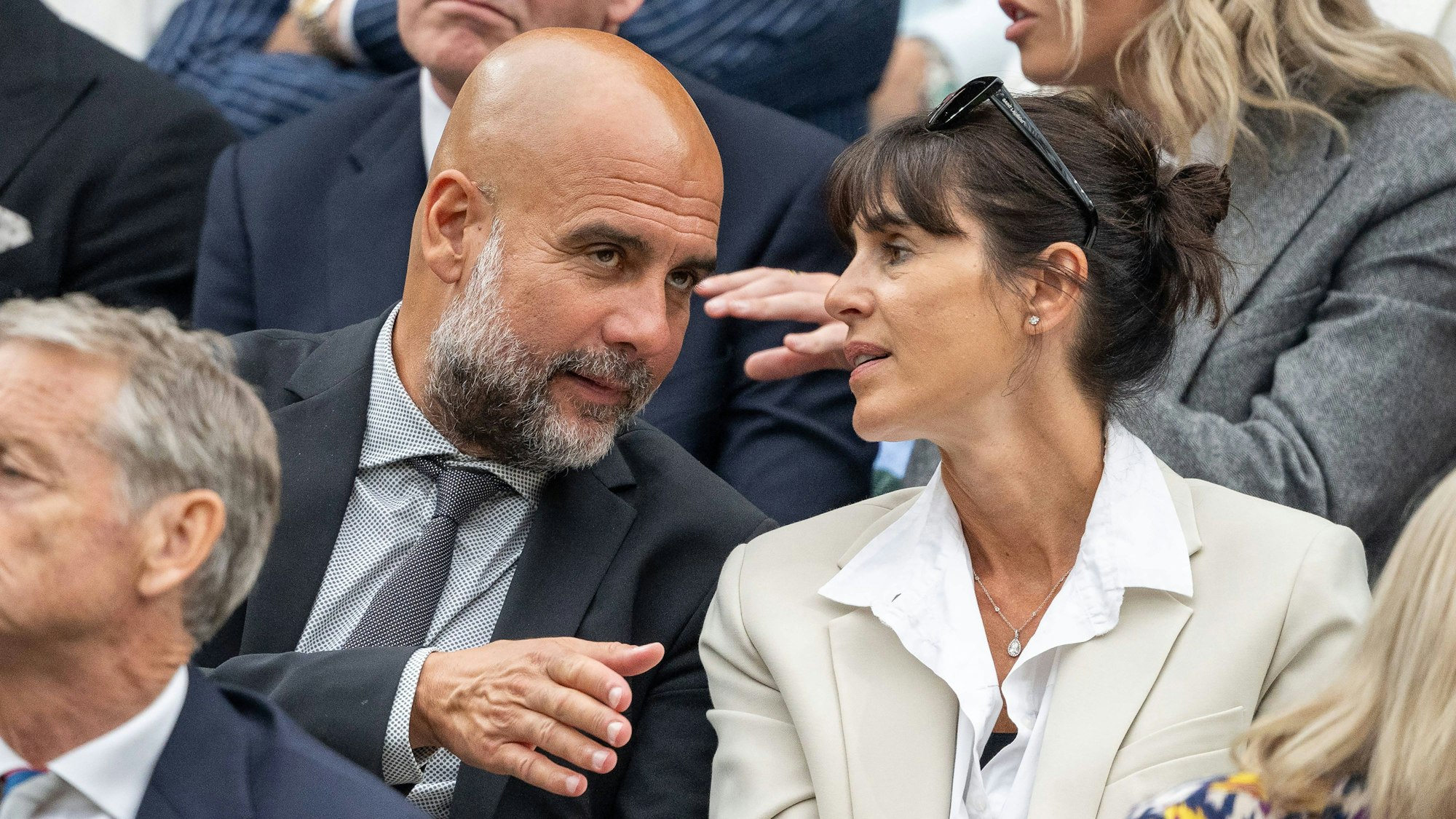 Pep Guardiola und seine Frau Cristina Serra im Wimbledon auf der Tribüne.