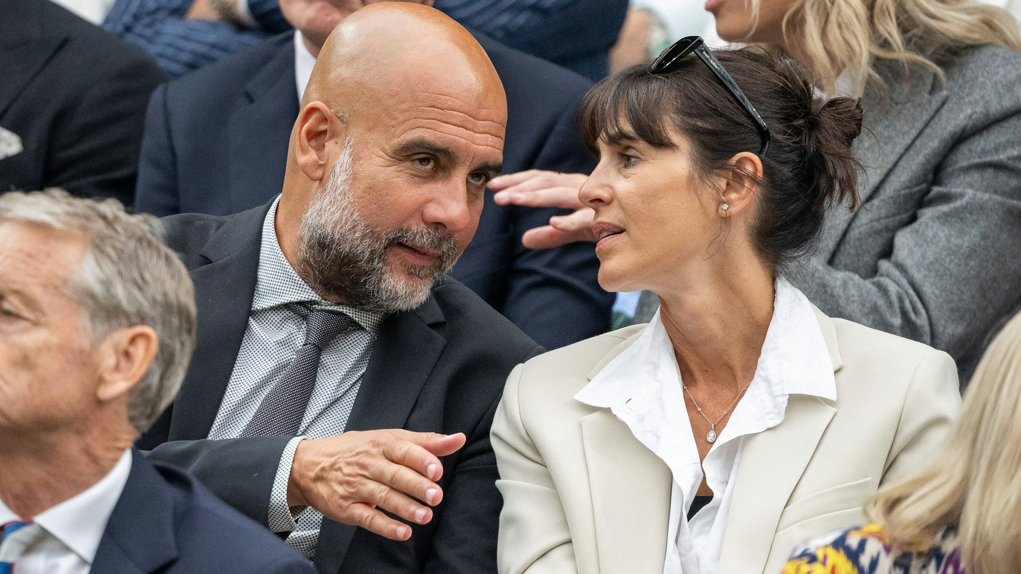 Pep Guardiola und Cristina Serra reden miteinander.