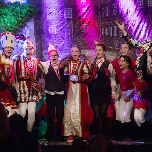 Mega-Fete auf der Bühne im Wahner Eltzhof: Das Porzer Kinderdreigestirn mit seinen Adjutanten und Mister Musik Jürgen Vorrath (r.).