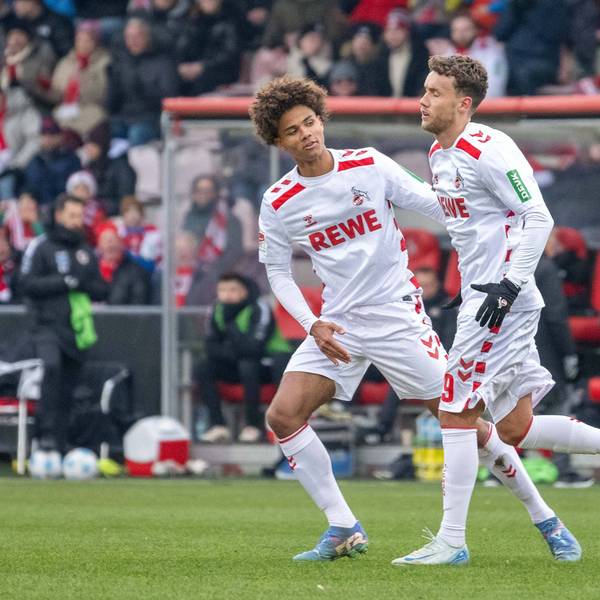 Waldschmidt hat getroffen, FC-Nachwuchsverteidiger Neo Telle gratuliert.