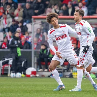 Waldschmidt hat getroffen, FC-Nachwuchsverteidiger Neo Telle gratuliert.