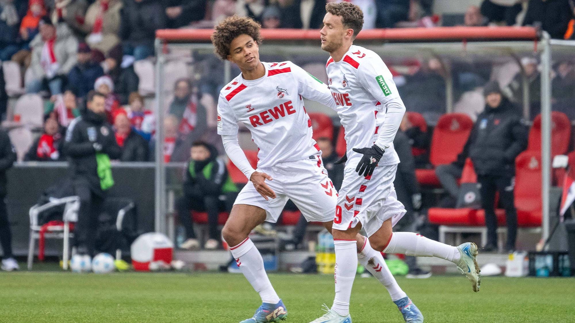 Waldschmidt hat getroffen, FC-Nachwuchsverteidiger Neo Telle gratuliert.