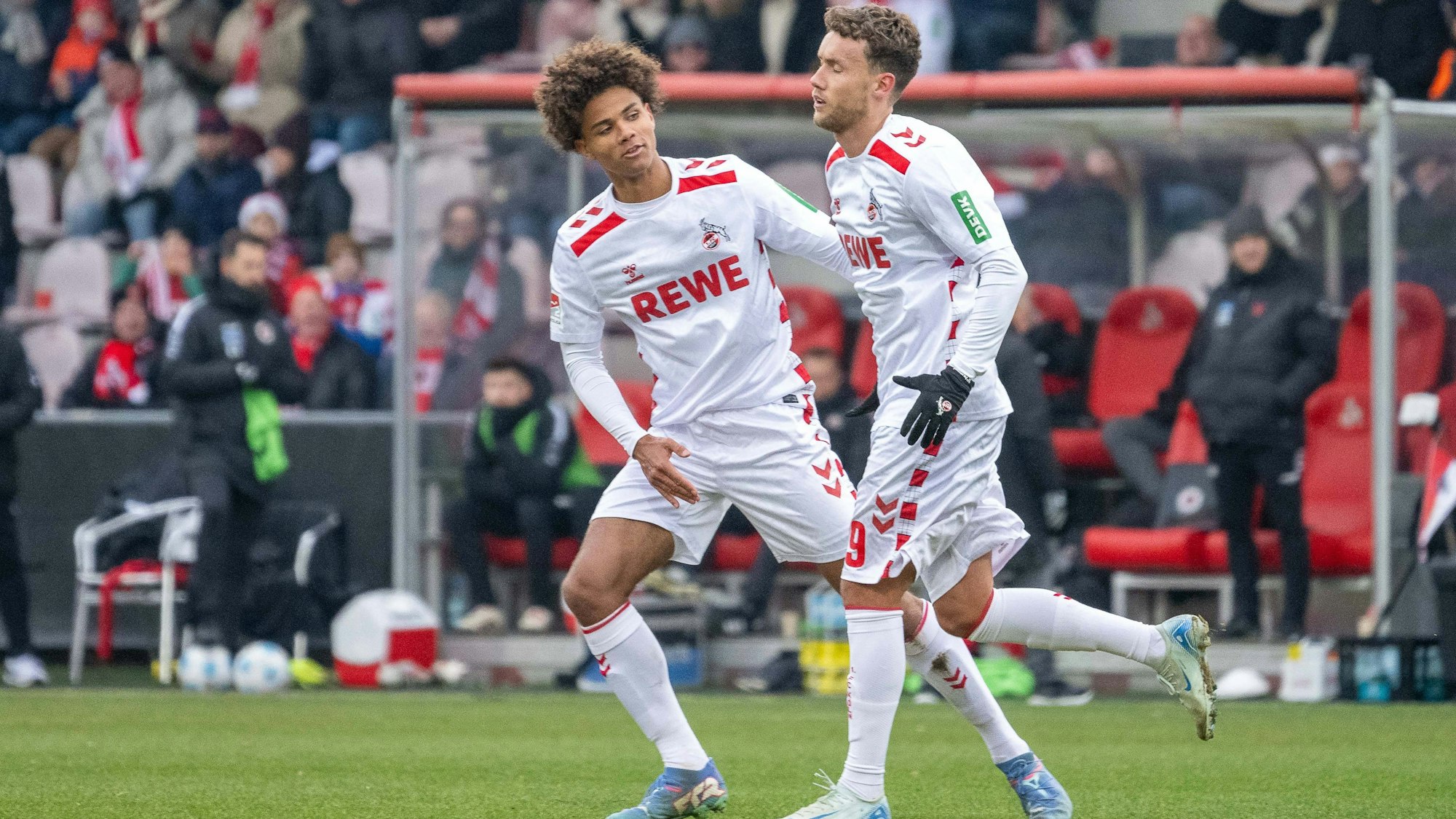 Waldschmidt hat getroffen, FC-Nachwuchsverteidiger Neo Telle gratuliert.