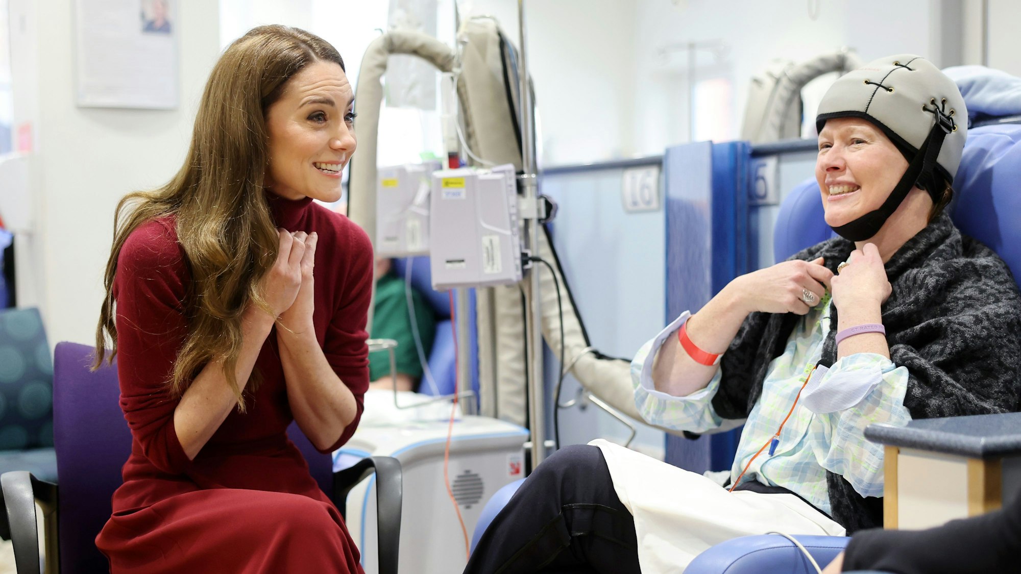 Kate, Prinzessin von Wales, unterhält sich mit Katherine Field während eines Besuchs im Royal Marsden Hospital in London, wo sie wegen ihrer Krebserkrankung behandelt wurde, um sich persönlich bei den Mitarbeitern für ihre Behandlung zu bedanken.