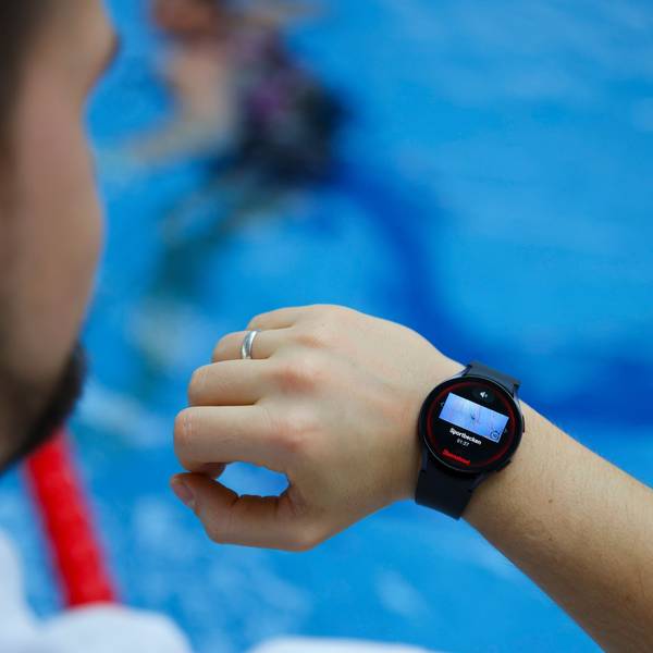 Warnung auf der Smartwatch eines Bademeisters