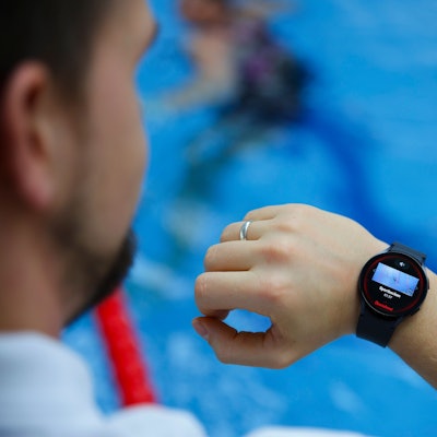 Warnung auf der Smartwatch eines Bademeisters