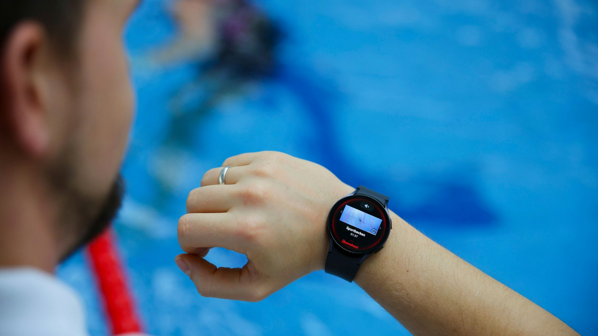 Warnung auf der Smartwatch eines Bademeisters