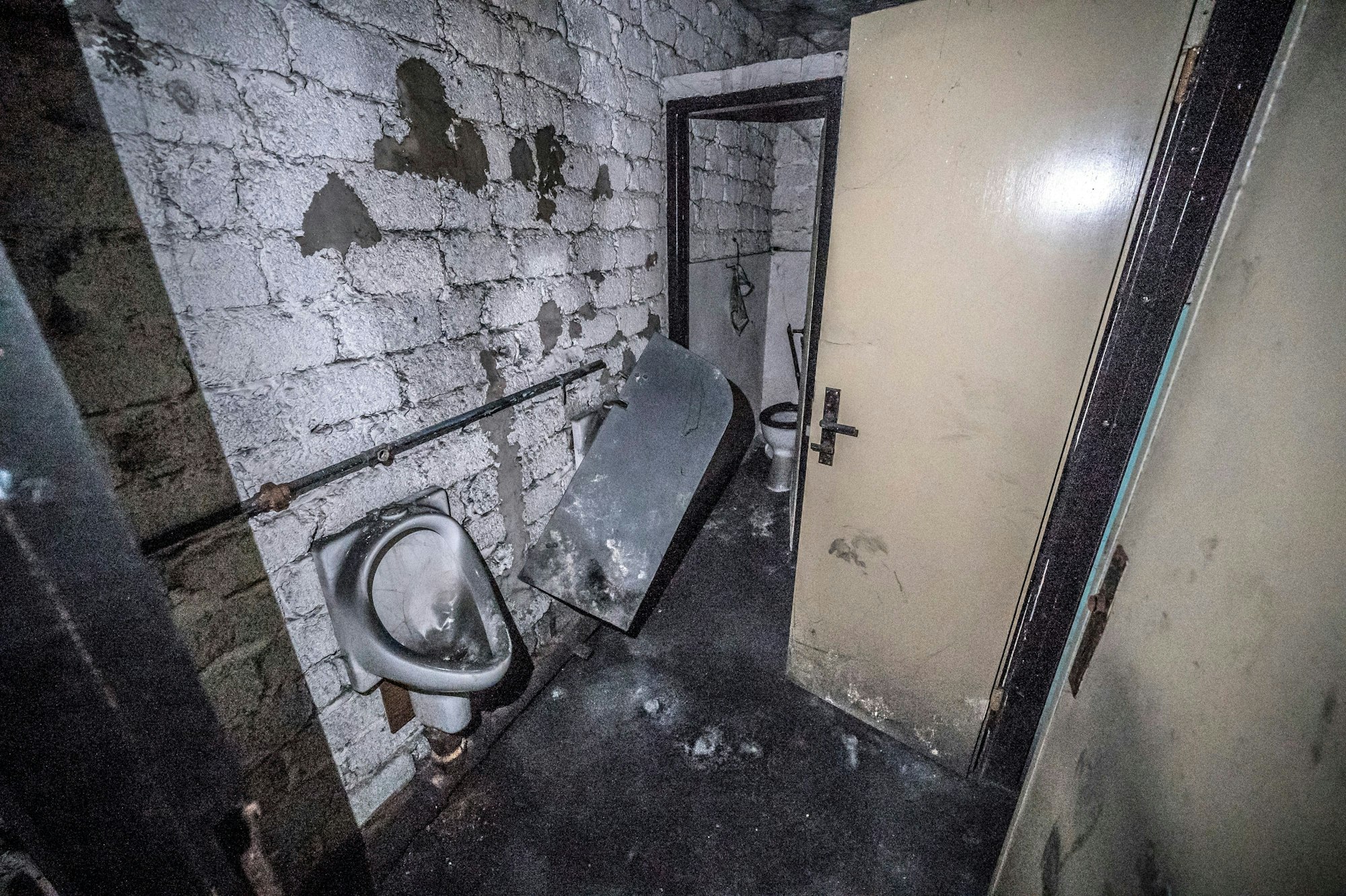 Um den Bunker in der Niederfeldstraße wird gerodet, er soll jetzt in das "Businesszentrum" einbezogen werden. Foto: Ralf Krieger