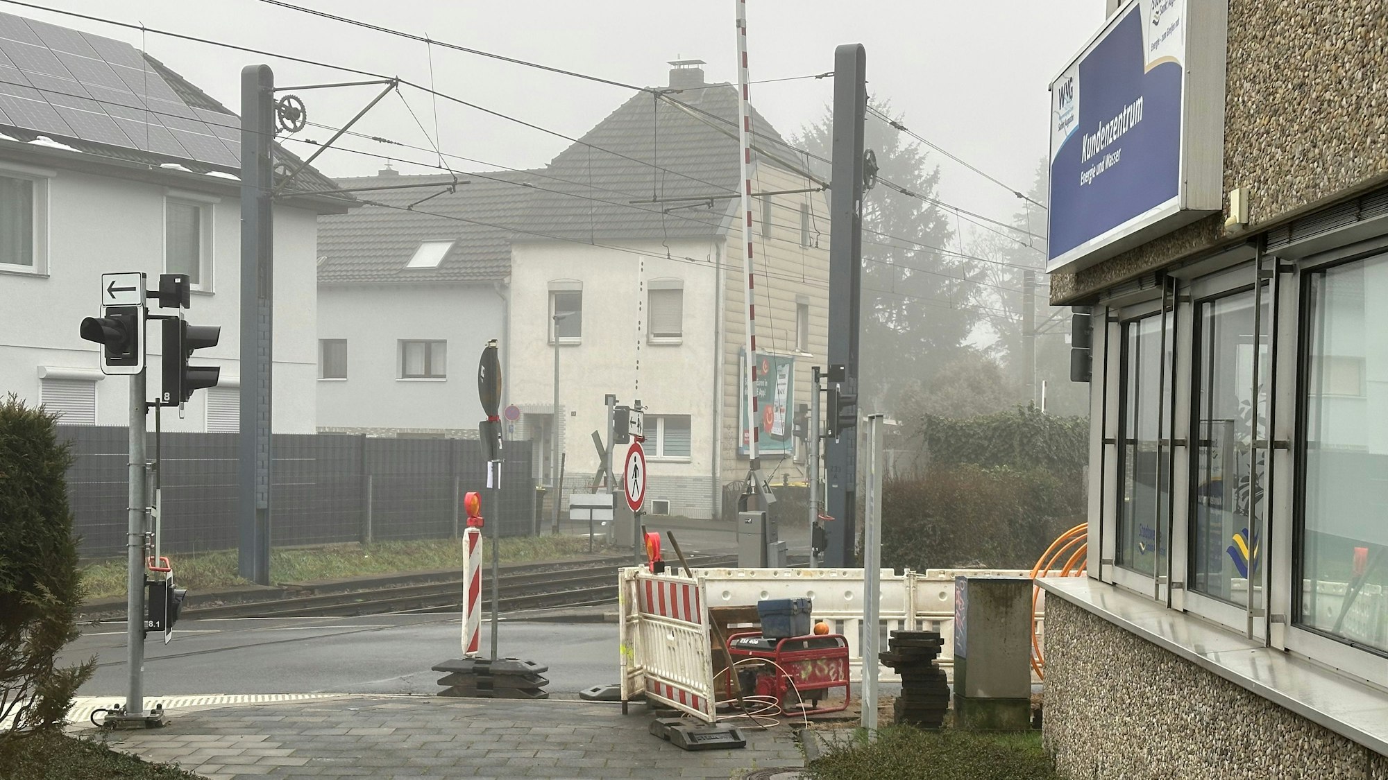 An einer Baustelle vorbei führt der Weg ins Gebäude der Stadtwerke.