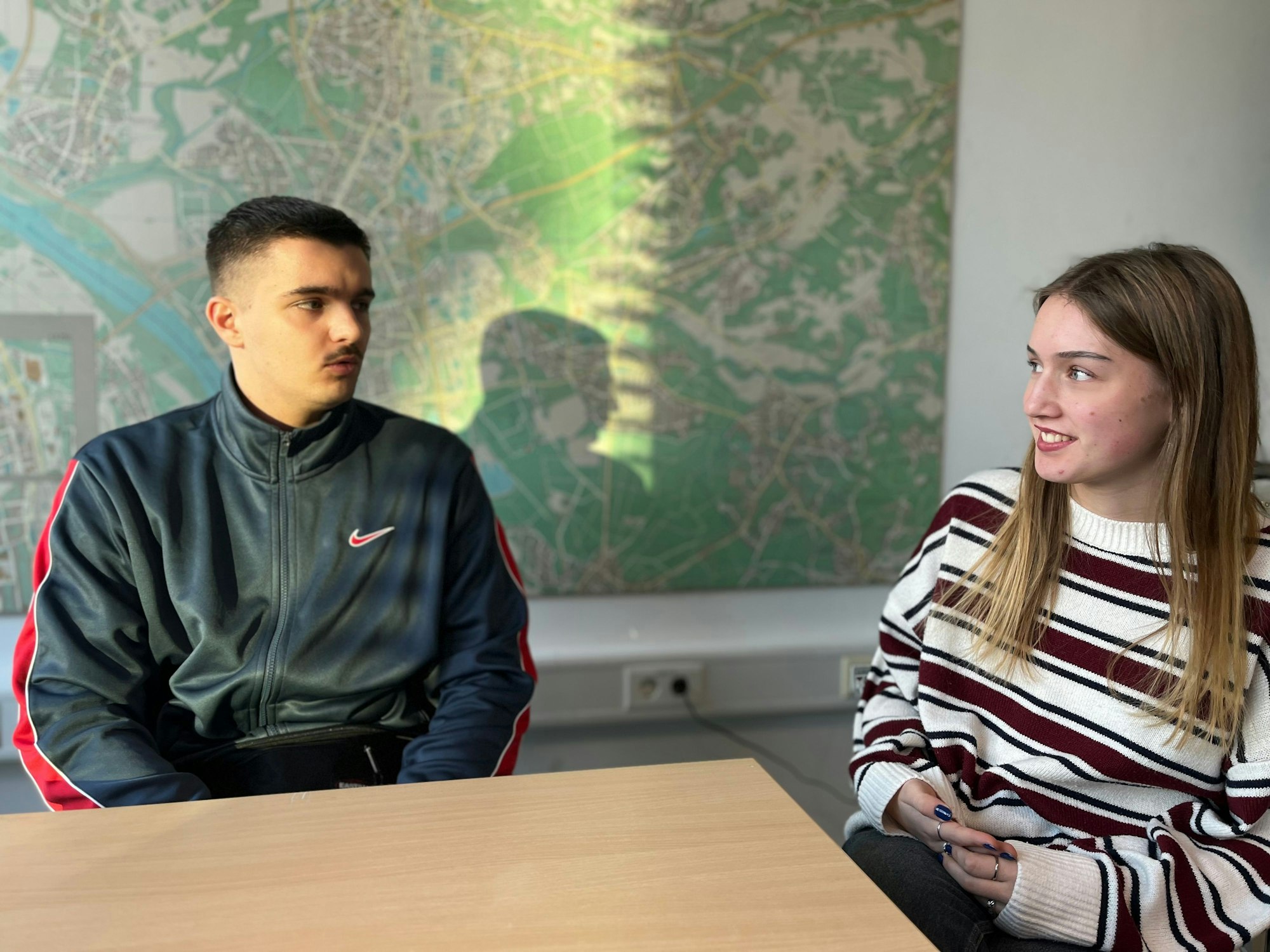Erstwähler Louisa Kolk und Jan Broll im Gespräch mit Agatha Mazur.