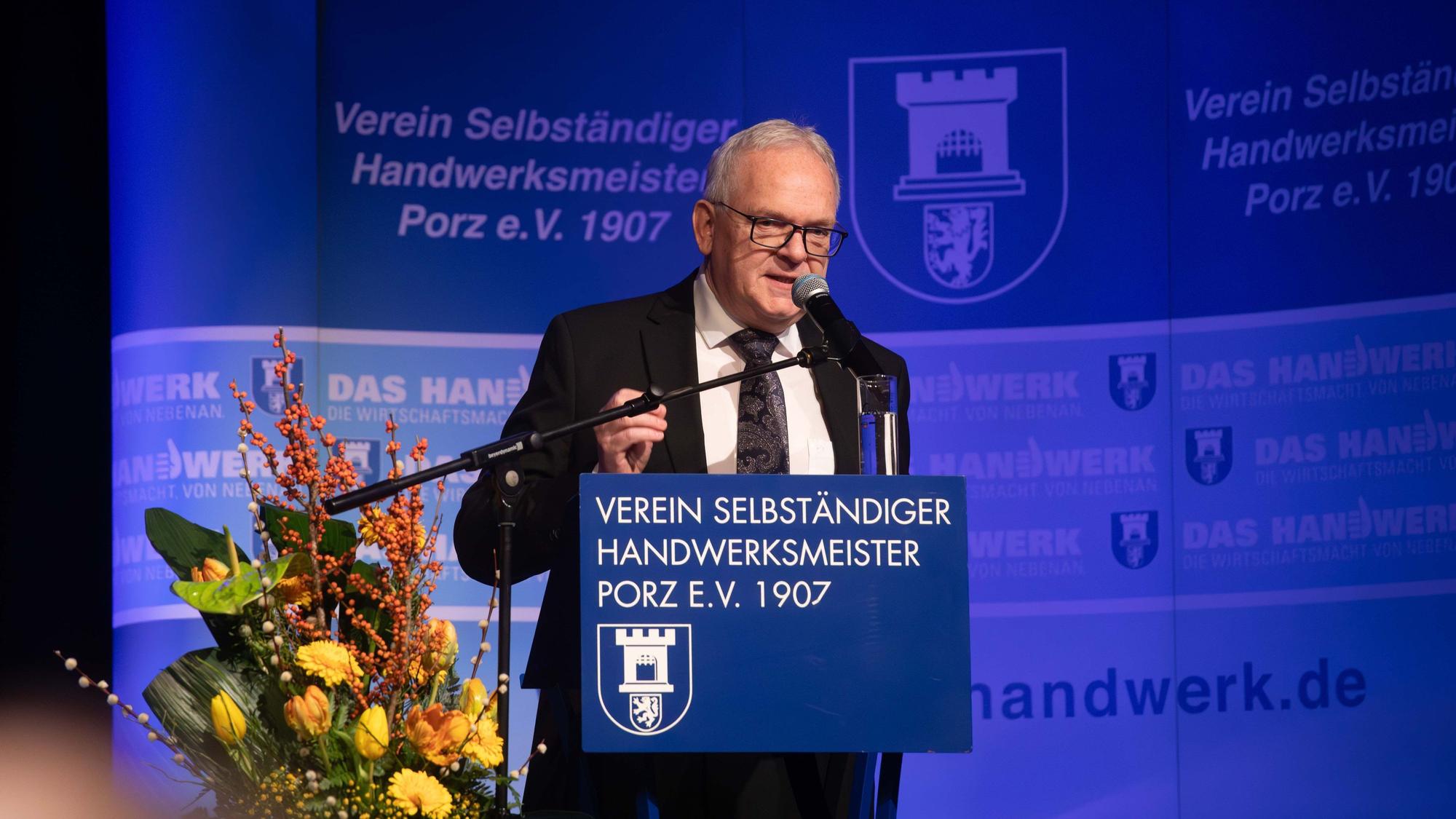 Kölns Polizeipräsident Johannes Hermanns spricht beim Neujahrsempfang des Vereins Selbständiger Handwerksmeister Porz im Porzer Rathaussaal.