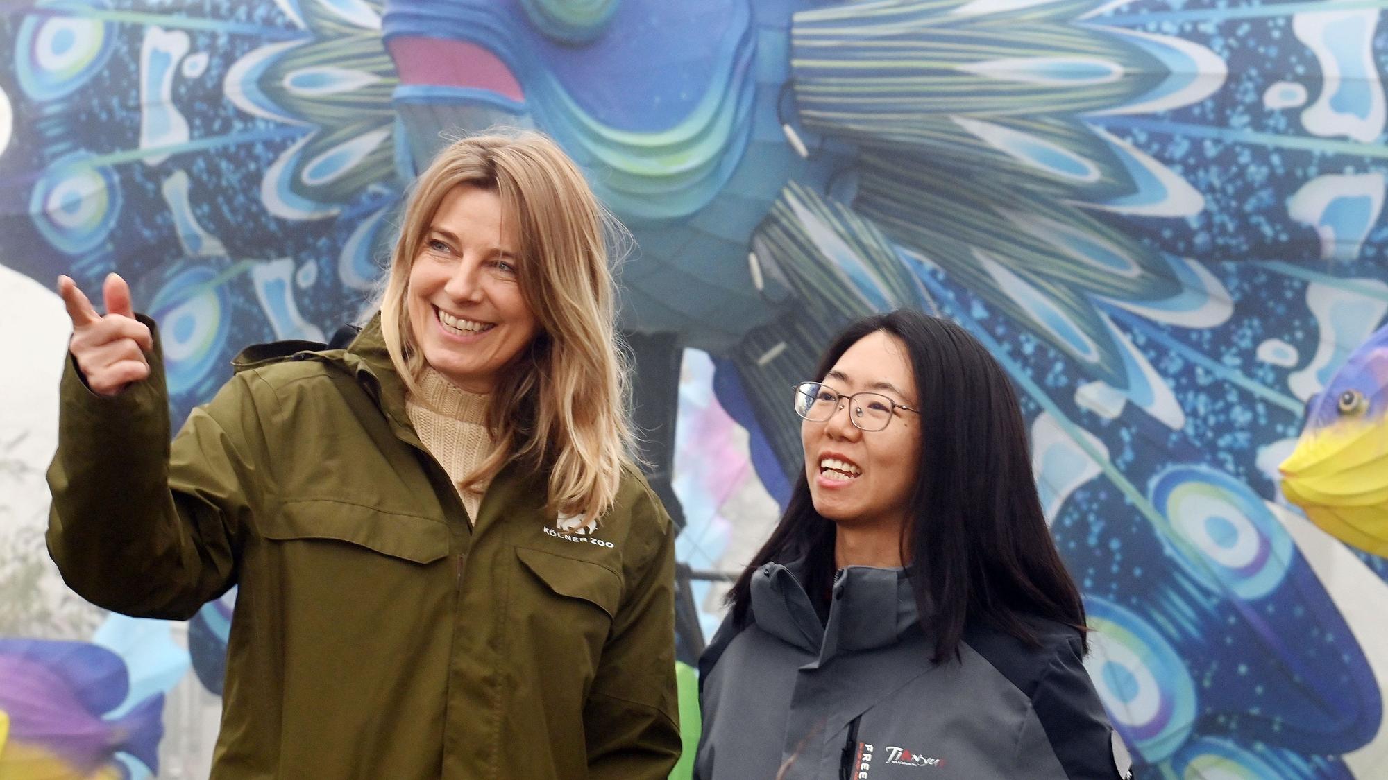 Julia Sander und Tingting Zhong stehen vor einer Lichtinstallation.