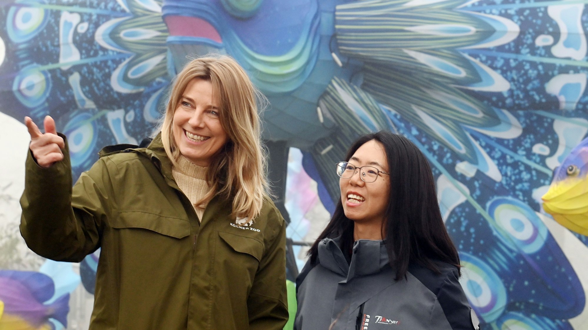 Julia Sander und Tingting Zhong stehen vor einer Lichtinstallation.